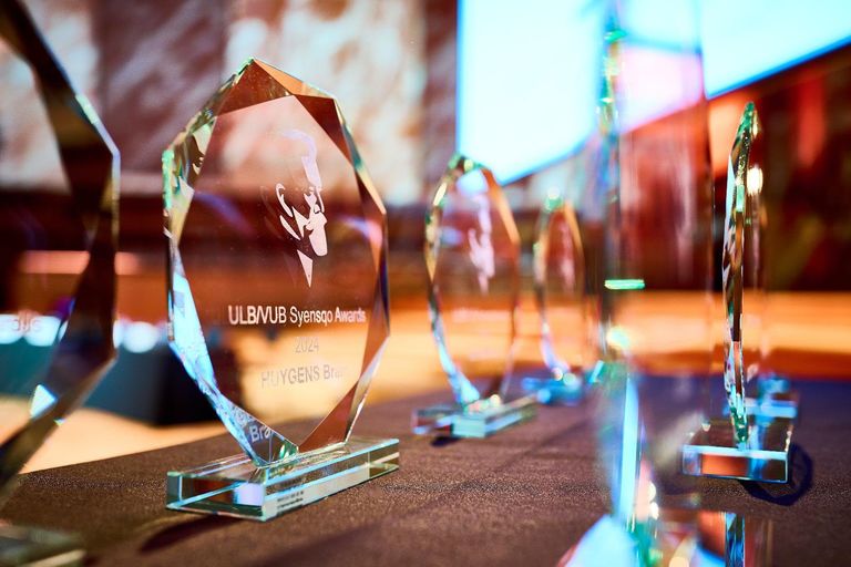 ULB-VUB Syensqo awards trophy